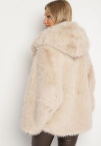 Born2be - Beżowa Kurtka Futerko Oversize z Kapturem Unillea. Okazja: na co dzień. Typ kołnierza: kaptur. Kolor: beżowy. Materiał: futro. Styl: elegancki, casual #5
