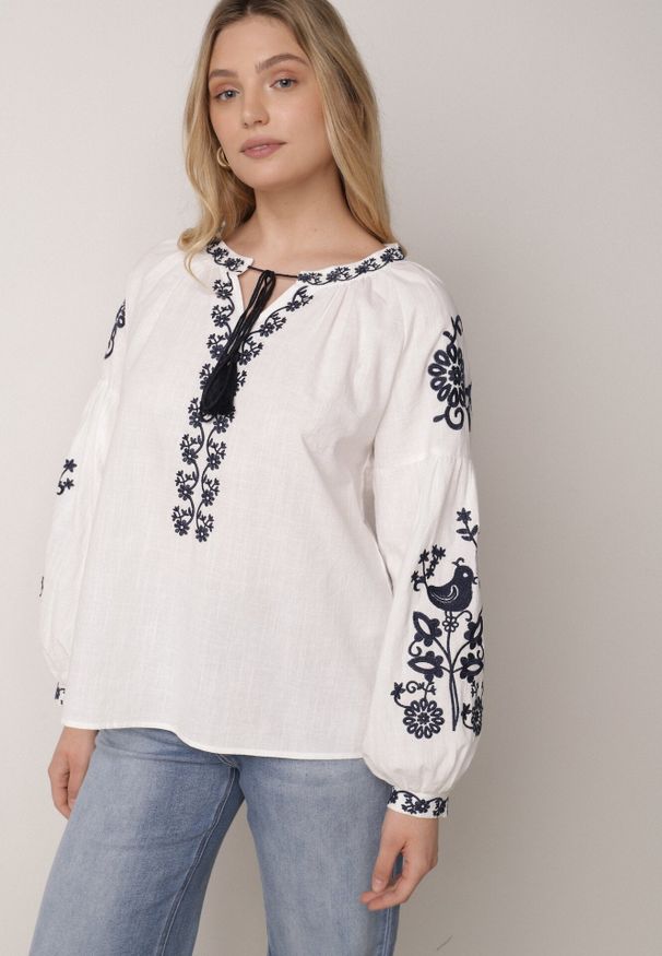 Born2be - Biała Bawełniana Bluzka Boho z Ozdobnym Haftem i Sznurkiem z Frędzlami Lamegenia. Okazja: na co dzień. Kolor: biały. Materiał: bawełna. Długość: długie. Wzór: haft. Styl: boho