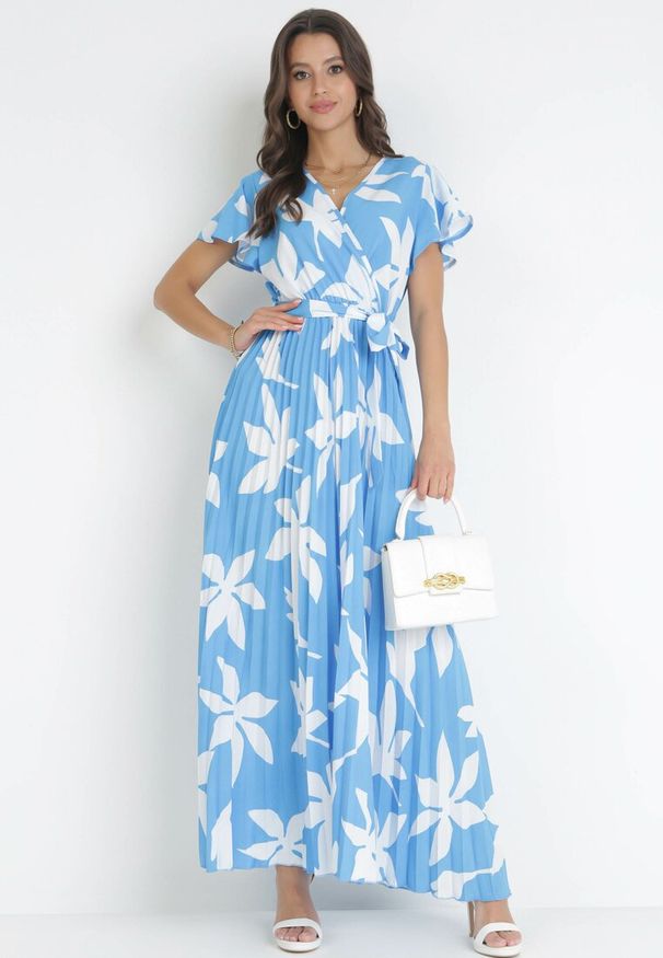 Born2be - Niebieska Plisowana Sukienka Maxi z Gumką w Pasie z Wiskozy w Kwiaty Rossemari. Kolor: niebieski. Materiał: wiskoza. Długość rękawa: krótki rękaw. Wzór: kwiaty. Sezon: lato. Typ sukienki: kopertowe. Długość: maxi