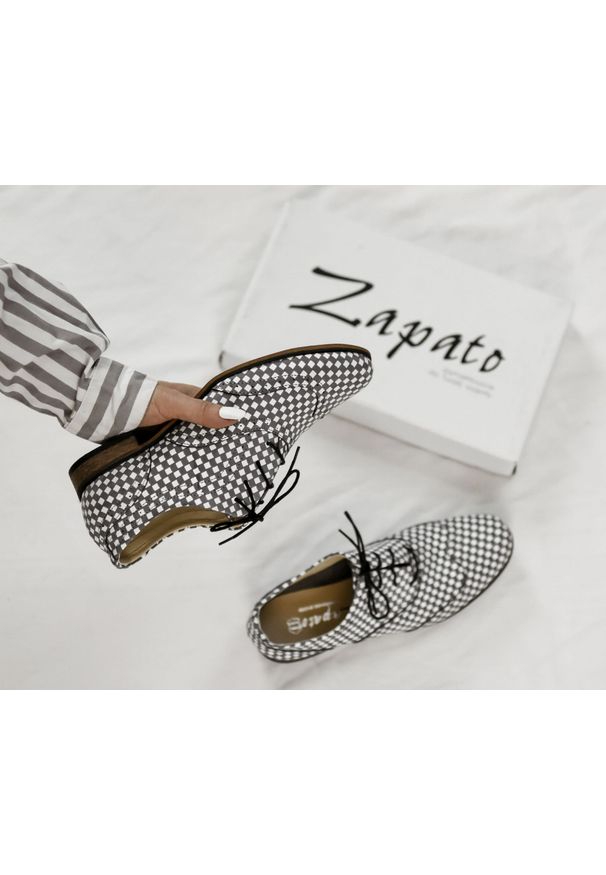 Zapato - sznurowane półbuty jazzówki - skóra naturalna - model 246 - kolor szara szachownica (41). Okazja: na co dzień, na spotkanie biznesowe, do pracy. Kolor: szary. Materiał: skóra. Szerokość cholewki: normalna. Wzór: kolorowy, motyw zwierzęcy, kwiaty. Obcas: na obcasie. Styl: boho, biznesowy, klasyczny, elegancki, casual. Wysokość obcasa: niski