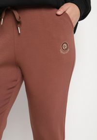 Born2be - Ciemnobrązowe Spodnie Dresowe z Ozdobą z Boku Rialane. Okazja: na co dzień. Kolekcja: plus size. Kolor: brązowy. Materiał: dresówka. Wzór: aplikacja. Styl: casual, elegancki #4