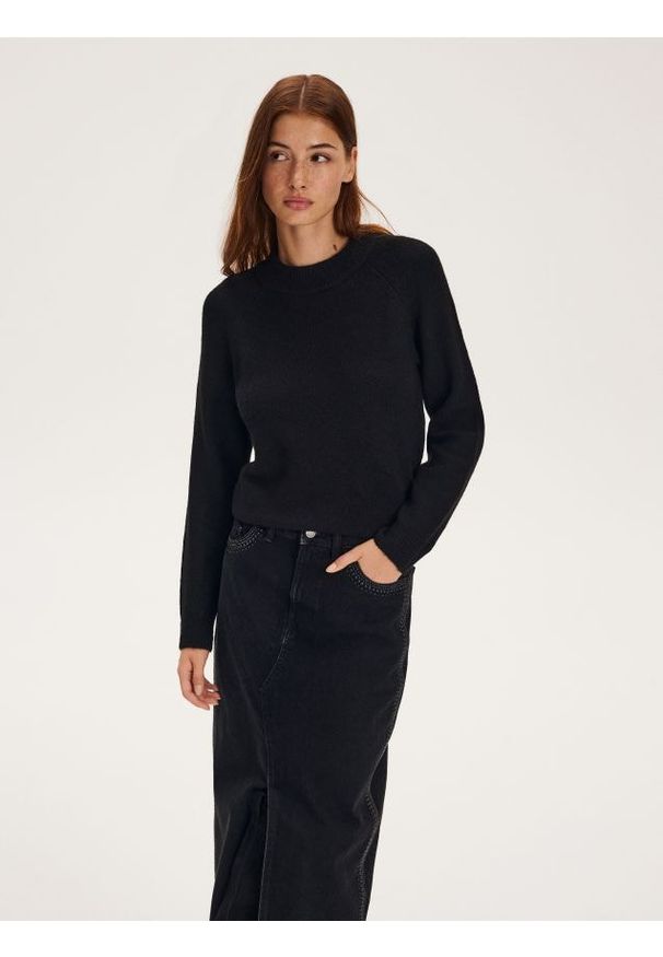 Reserved - Gładki sweter - czarny. Kolor: czarny. Materiał: dzianina. Wzór: gładki