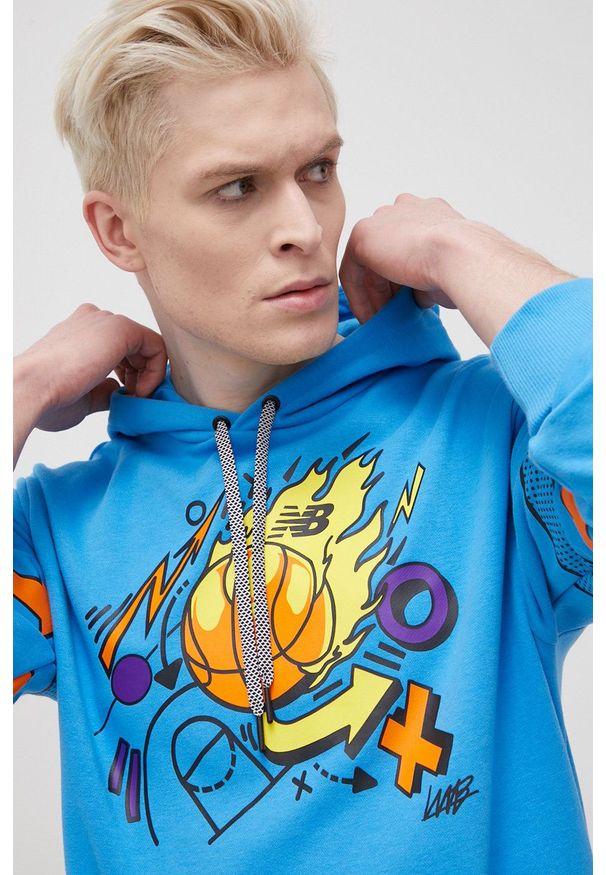 New Balance Bluza MT13583HLU męska z kapturem z nadrukiem. Typ kołnierza: kaptur. Kolor: niebieski. Materiał: dzianina. Wzór: nadruk