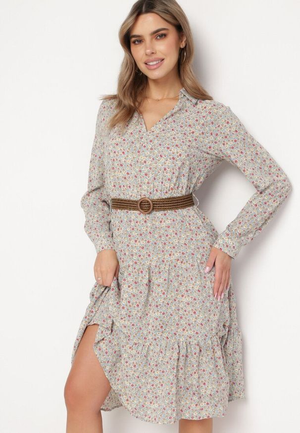 Born2be - Jasnoniebieska Sukienka Ampissa. Typ kołnierza: kołnierz z falbankami. Kolor: niebieski. Wzór: kwiaty, nadruk, aplikacja. Styl: klasyczny. Długość: midi