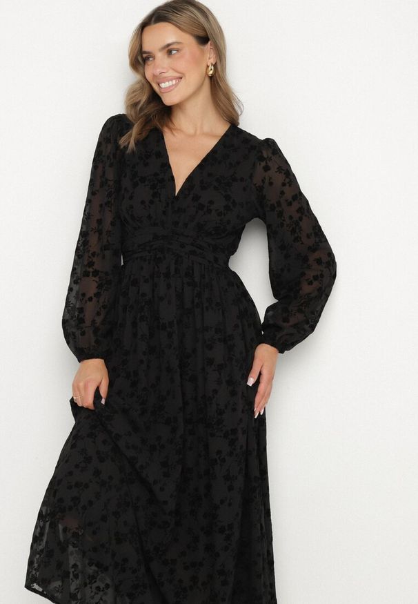 Born2be - Czarna Sukienka Rozkloszowana z Prześwitującymi Wstawkami Ozdobiona Kwiatami Kalabia. Okazja: na imprezę, na co dzień. Kolor: czarny. Materiał: jeans, materiał. Długość rękawa: długi rękaw. Wzór: kwiaty, aplikacja. Styl: casual, elegancki