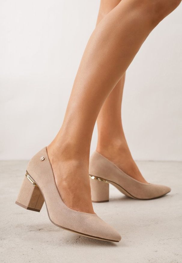 Renee - Ciemnobeżowe Czółenka na Słupku z Wkładką ze Skóry Naturalnej i Metaliczną Ozdobą Dynaste. Kolor: beżowy. Materiał: skóra. Wzór: aplikacja. Obcas: na słupku. Styl: elegancki