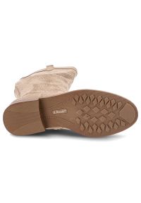 Beżowe Kozaki S.Barski Eleganckie Obuwie Damskie. Okazja: na co dzień. Kolor: beżowy. Materiał: jeans, zamsz, materiał. Wzór: ażurowy, aplikacja. Sezon: zima, jesień. Obcas: na obcasie. Styl: elegancki. Wysokość obcasa: niski