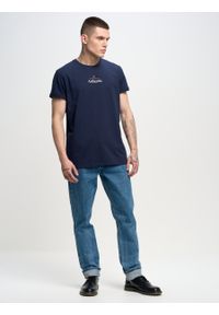 Big-Star - Koszulka męska z linii Authentic z nadrukiem granatowa Techmunen 403. Okazja: na co dzień. Kolor: niebieski. Materiał: jeans, bawełna. Wzór: nadruk. Sezon: lato. Styl: casual, sportowy #4