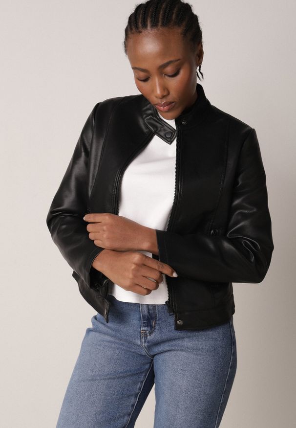 Born2be - Czarna Klasyczna Kurtka Ramoneska o Dopasowanym Kroju ze Stójką Leamariel. Okazja: na co dzień. Typ kołnierza: kołnierzyk stójkowy. Kolor: czarny. Materiał: poliester, skóra, jeans. Styl: klasyczny