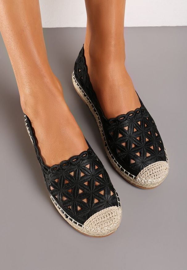 Born2be - Czarne Espadryle z Ażurową Cholewką i Plecioną Płaską Podeszwą Plicia. Okazja: na co dzień. Nosek buta: okrągły. Kolor: czarny. Szerokość cholewki: normalna. Wzór: ażurowy. Sezon: lato. Obcas: na płaskiej podeszwie. Styl: elegancki, casual