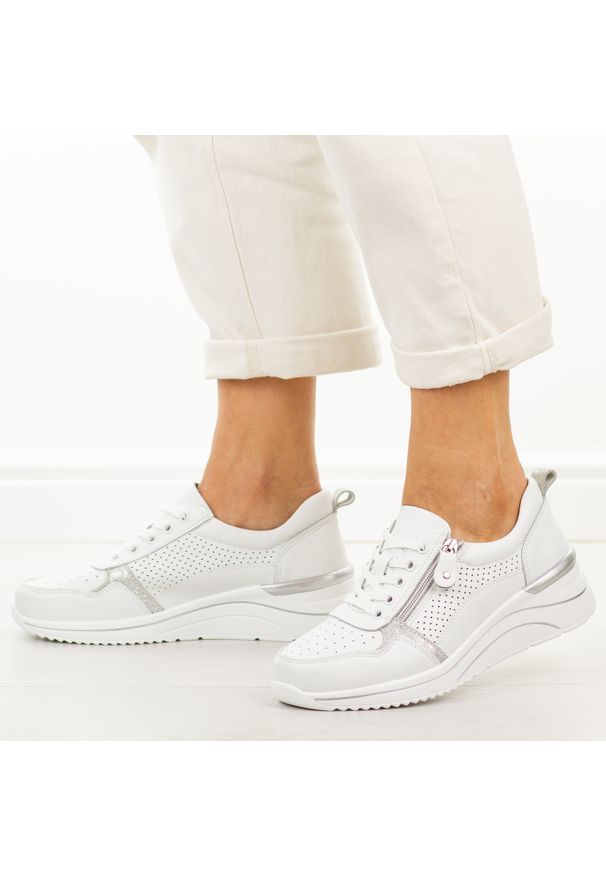 Białe skórzane sneakersy damskie Cambell 40337. Okazja: na co dzień. Nosek buta: okrągły. Zapięcie: sznurówki. Kolor: biały. Materiał: skóra. Sezon: wiosna, lato, jesień. Obcas: na koturnie. Styl: casual, klasyczny, sportowy