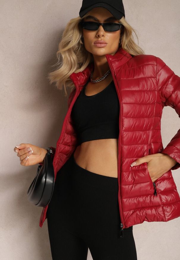 Renee - Bordowa Przejściowa Kurtka Pikowana z Zasuwanymi Kieszeniami Asethalia. Typ kołnierza: bez kaptura. Kolor: czerwony. Materiał: jeans. Wzór: aplikacja. Styl: klasyczny
