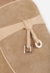 Born2be - Ciemnobeżowe Eleganckie Mokasyny VICES z Imitacji Zamszu ze Skórzaną Wkładką Jaenith. Okazja: na co dzień, na spotkanie biznesowe. Kolor: beżowy. Materiał: zamsz, skóra. Wzór: aplikacja. Styl: elegancki #2