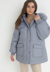 Born2be - Jasnoniebieska Kurtka z Futrzanym Kapturem i Drobnym Pikowaniem Esdrage. Kolor: niebieski. Materiał: futro. Wzór: jednolity. Sezon: jesień, wiosna #7