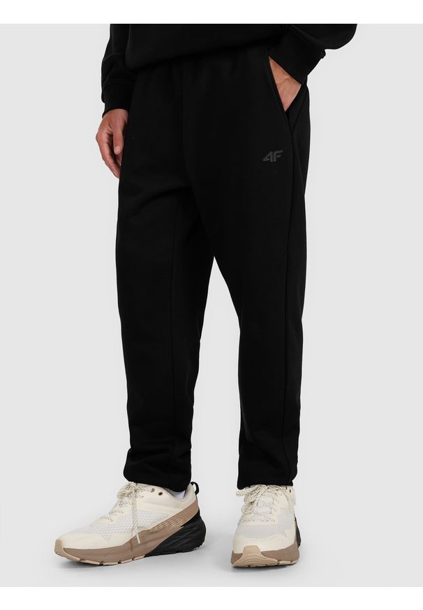 4f - 4F Spodnie dresowe męskie - czarne S. Kolor: czarny. Materiał: dresówka