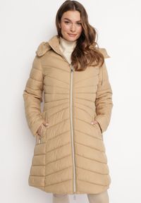 Born2be - Beżowa Długa Kurtka z Ukośnym Pikowaniem i Odpinanym Kapturem Nellana. Kolor: beżowy. Długość: długie #4