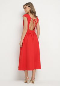 Born2be - Czerwona Sukienka o Rozkloszowanym Kroju z Wiązaniem i Dekoltem w Łódkę Aladriela. Okazja: na co dzień. Typ kołnierza: dekolt w łódkę. Kolor: czerwony. Długość rękawa: krótki rękaw. Sezon: wiosna, lato. Styl: casual, klasyczny #2