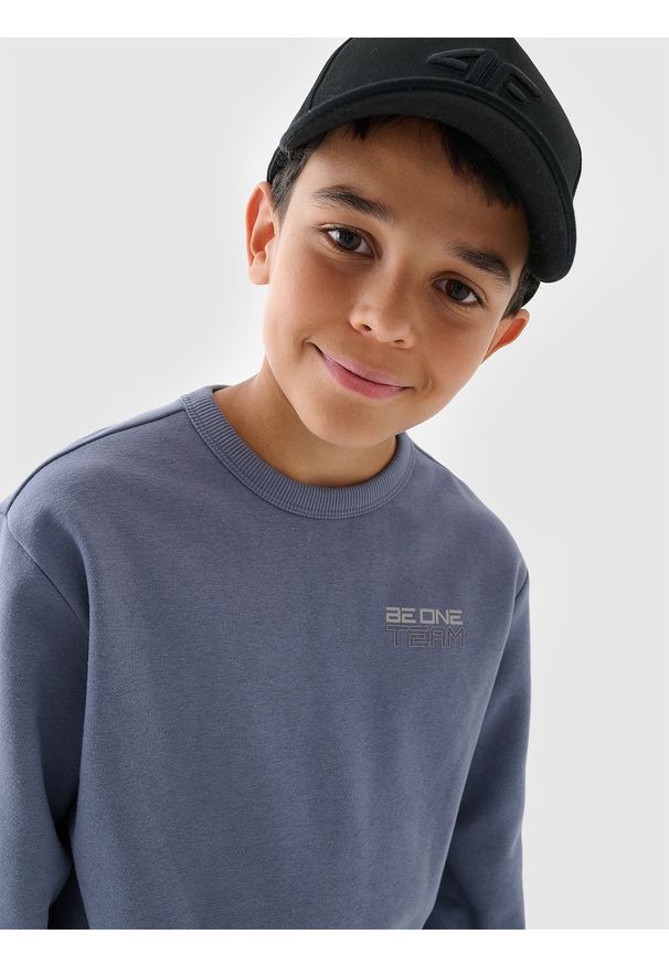4f - 4F Bluza dresowa nierozpinana bez kaptura chłopięca - granatowa 128 (7-8 lat). Okazja: na co dzień. Typ kołnierza: bez kaptura. Kolor: niebieski. Materiał: dresówka. Wzór: gładki, napisy, ze splotem. Sezon: lato. Styl: casual, klasyczny, sportowy