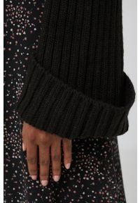 Answear Lab Sweter z domieszką wełny damski kolor czarny ciepły z golfem. Okazja: na co dzień. Typ kołnierza: golf. Kolor: czarny. Materiał: wełna. Wzór: ze splotem. Styl: wakacyjny #2