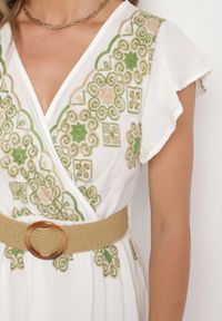 Born2be - Biało-Zielona Wiskozowa Sukienka z Paskiem w Ornamentny Wzór Nilorine. Okazja: na spacer, na co dzień. Kolor: zielony. Materiał: wiskoza. Typ sukienki: kopertowe. Styl: klasyczny, casual, elegancki #2