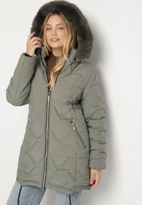 Born2be - Zielona Klasyczna Kurtka z Pikowanymi Przeszyciami i Kapturem z Futerkiem Raffisa. Okazja: na co dzień. Kolekcja: plus size. Kolor: zielony. Materiał: futro. Styl: klasyczny