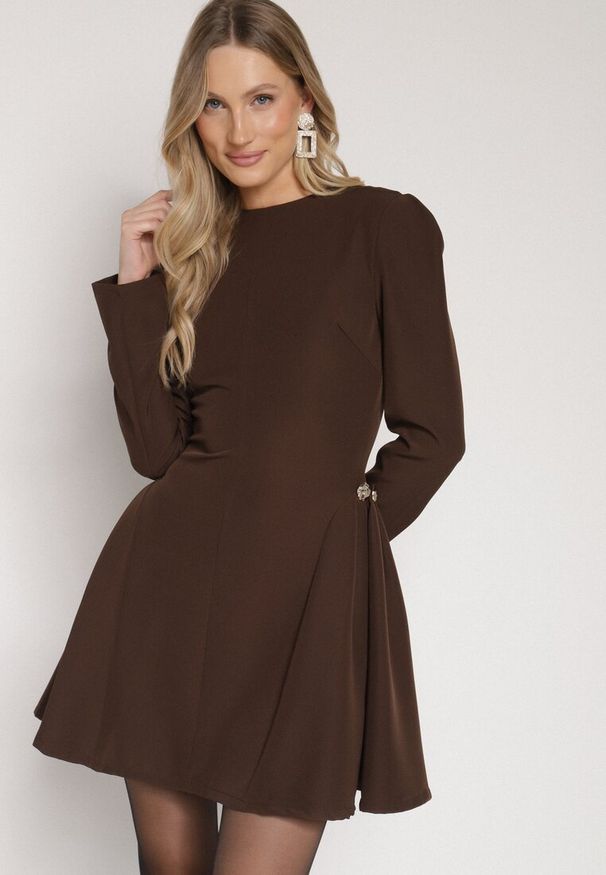 Born2be - Brązowa Rozkloszowana Sukienka Ozdobiona Metaliczną Aplikacją Eleslie. Okazja: na randkę, na imprezę. Kolor: brązowy. Wzór: aplikacja. Styl: elegancki