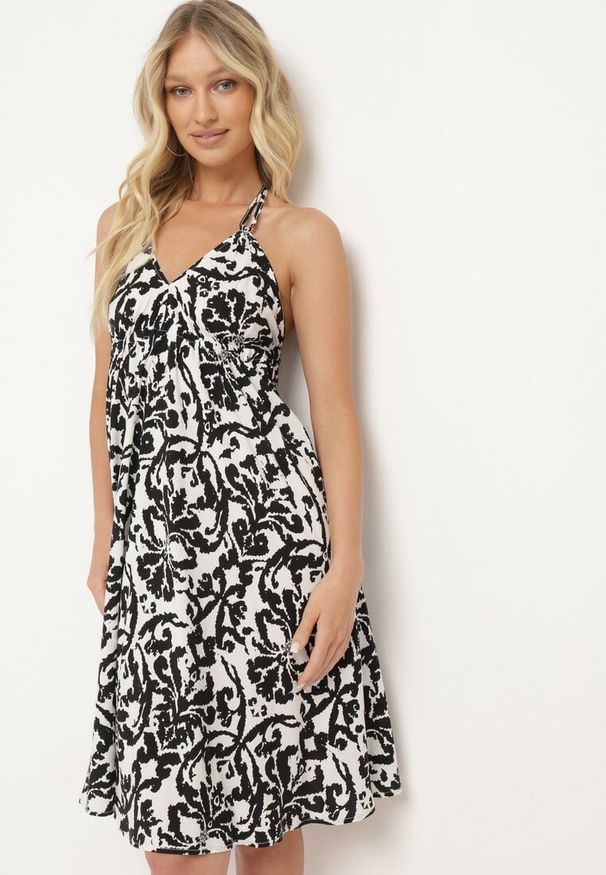 Born2be - Czarno-Biała Rozkloszowana Sukienka na Ramiączkach Wiązana na Szyi z Dekoltem w Serek Beviana. Okazja: na co dzień. Typ kołnierza: dekolt w serek. Kolor: czarny. Materiał: skóra, bawełna, materiał. Długość rękawa: na ramiączkach. Styl: klasyczny, casual, elegancki