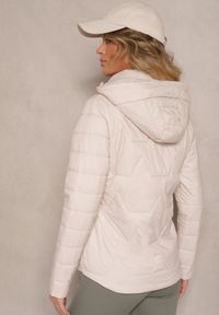 Renee - Ciemnobeżowa Kurtka z Geometrycznym Pikowaniem i Kapturem Lilidi. Okazja: na co dzień, na spacer. Kolor: beżowy. Materiał: jeans. Wzór: geometria. Styl: casual, elegancki, wizytowy #5