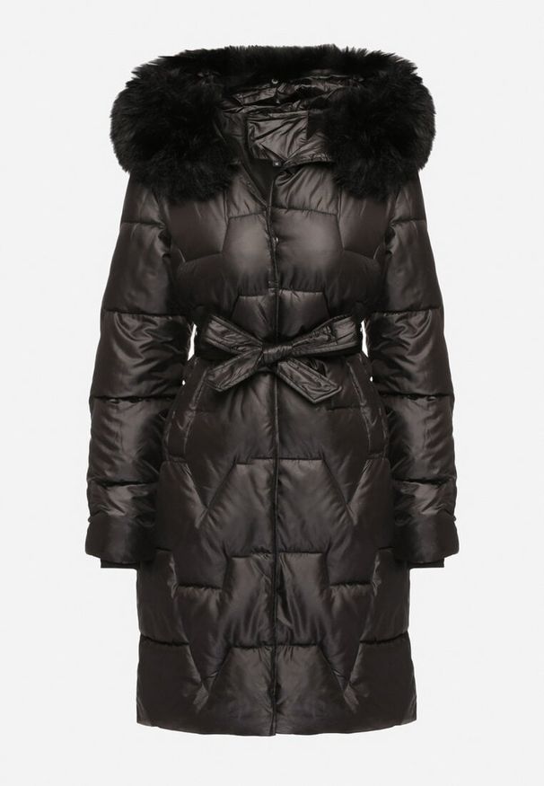 Born2be - Czarna Pikowana Kurtka o Długim Kroju Ozdobiona Paskiem i Odpinanym Futerkiem Milirra. Okazja: na spacer. Kolor: czarny. Materiał: futro. Długość: długie. Wzór: aplikacja. Styl: wizytowy, elegancki