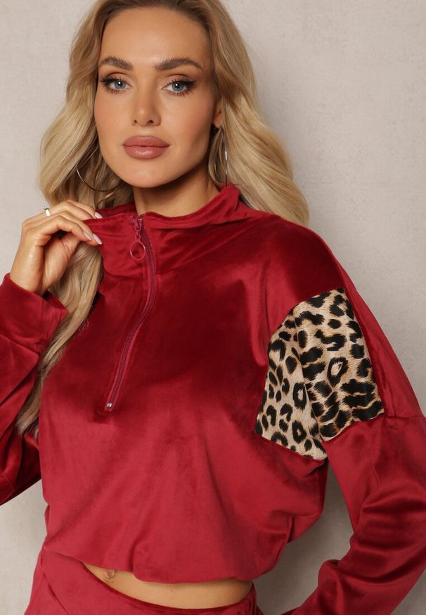 Renee - Bordowy Komplet Dresowy z Weluru z Krótką Bluzą i Spodniami Joggerami z Panterkowym Wzorem Limitta. Kolor: czerwony. Materiał: welur, dresówka