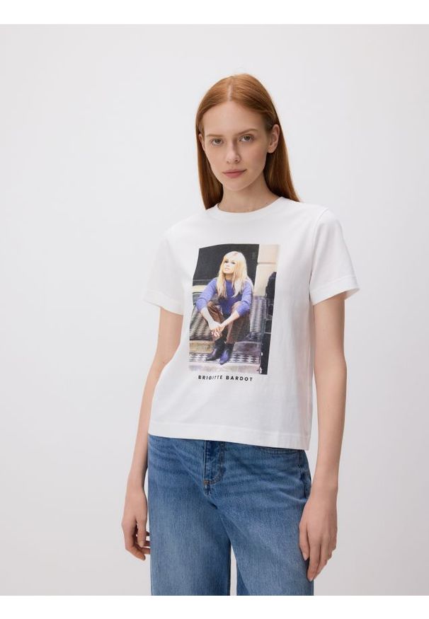 Reserved - T-shirt Brigitte Bardot - biały. Kolor: biały. Materiał: dzianina, bawełna. Wzór: gładki