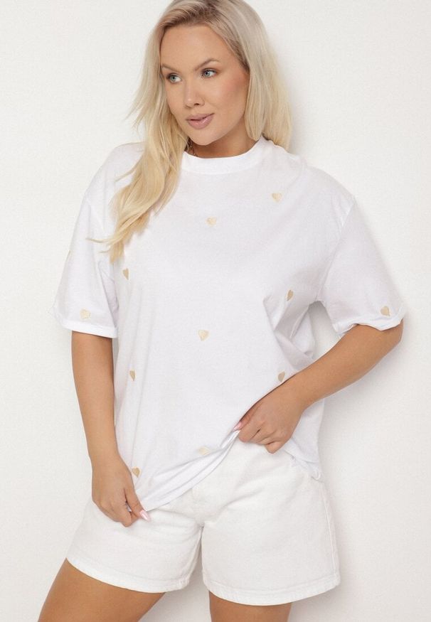 Born2be - Biało-Beżowy Bawełniany T-shirt Zdobiony Haftem w Kształcie Serc Naloree. Okazja: na co dzień. Kolekcja: plus size. Kolor: biały. Materiał: bawełna. Wzór: aplikacja, haft. Styl: klasyczny, elegancki, casual