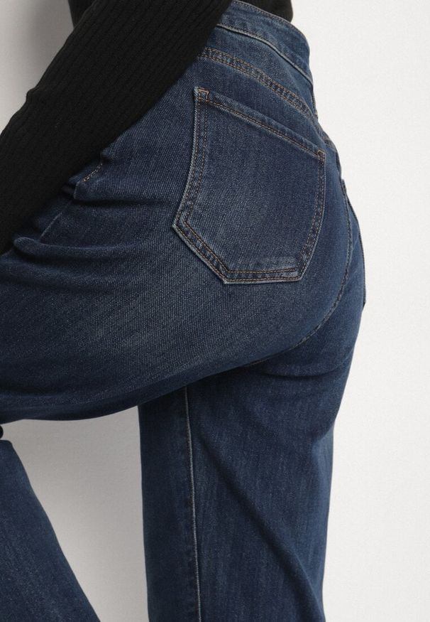 Born2be - Granatowe Jeansy Mom Fit z Wiskozą i Wysokim Stanem Errelia. Okazja: na spacer. Stan: podwyższony. Kolor: niebieski. Styl: elegancki