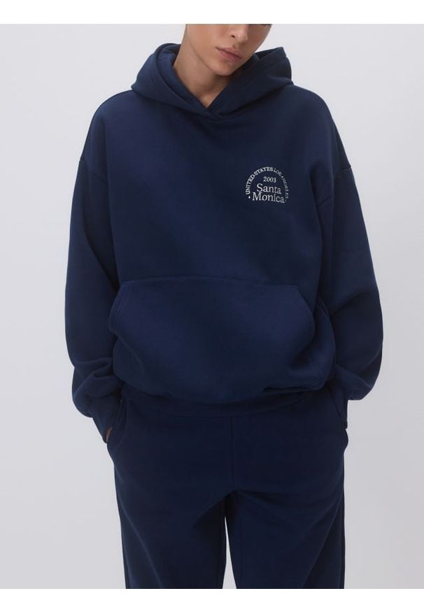 Reserved - Bluza z haftowanym napisem - granatowy. Kolor: niebieski. Materiał: bawełna, dzianina. Wzór: napisy, haft