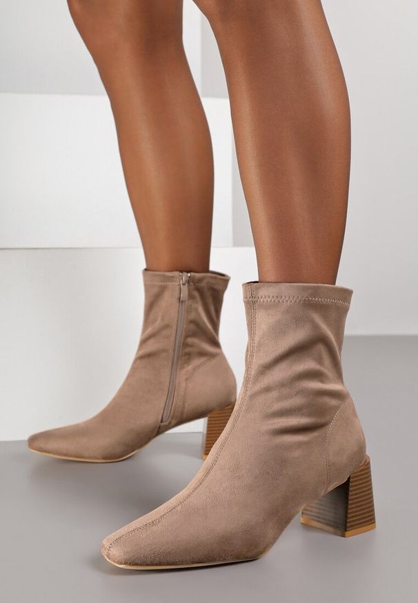 Renee - Ciemnobeżowe Botki Vices na Stożku z Noskiem o Kwadratowym Kształcie Amiste. Okazja: na randkę. Kolor: beżowy. Materiał: jeans. Obcas: na stożku. Styl: klasyczny. Wysokość obcasa: średni