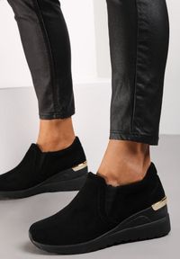 Renee - Czarne Sneakersy Munna. Nosek buta: okrągły. Kolor: czarny. Obcas: na koturnie. Wysokość obcasa: średni #1