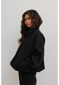 Marsala - Bawełniana kurtka o strukturze prążka w kolorze BLACK - BARKEL. Okazja: na co dzień. Materiał: bawełna. Wzór: prążki. Styl: casual, klasyczny