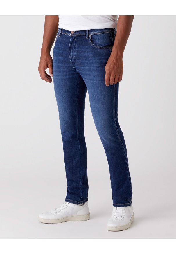 Wrangler - SPODNIE MĘSKIE WRANGLER TEXAS SLIM VELVERY BLUE W12SAO91Y 112126501