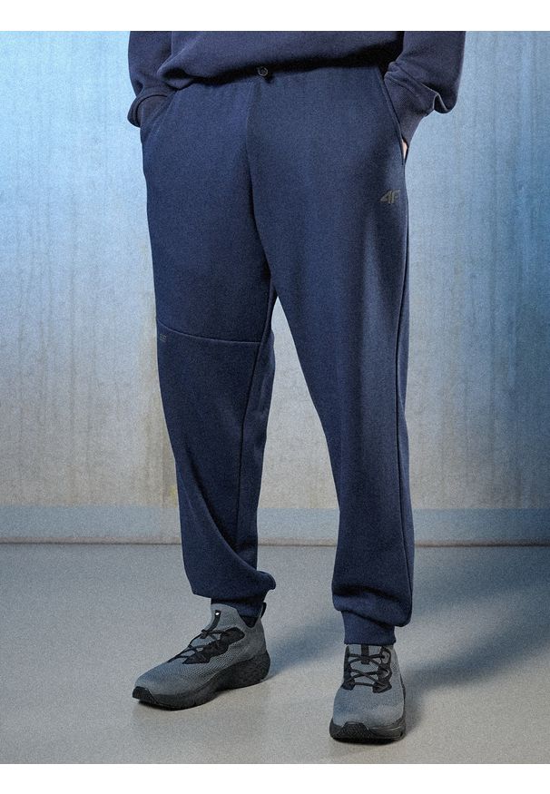 4f - 4F Spodnie dresowe joggery męskie - granatowe XXL. Kolor: niebieski. Materiał: dresówka