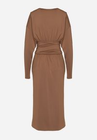 Born2be - Brązowa Sukienka Kopertowa z Wiskozą Zdobiona Marszczeniem Edivana. Kolor: brązowy. Materiał: wiskoza. Wzór: aplikacja. Typ sukienki: kopertowe. Styl: elegancki, klasyczny #7
