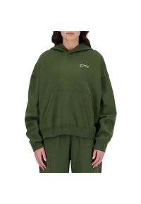 Bluza New Balance WT33531KOU - zielona. Okazja: na co dzień. Typ kołnierza: kaptur. Kolor: zielony. Materiał: prążkowany, poliester, materiał, bawełna. Styl: casual, klasyczny