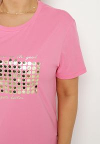 Born2be - Różowy T-shirt Bawełniany Ozdobiony Cekinami Lirenell. Okazja: na co dzień, do pracy. Kolor: różowy. Materiał: bawełna. Wzór: aplikacja. Styl: glamour, klasyczny, casual