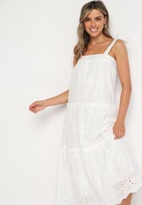 Born2be - Biała Bawełniana Sukienka z Ozdobnym Haftem na Ramiączkach z Kokardkami Quonea. Okazja: na co dzień. Typ kołnierza: kokarda. Kolor: biały. Materiał: bawełna. Długość rękawa: na ramiączkach. Wzór: haft. Typ sukienki: proste. Styl: casual #6