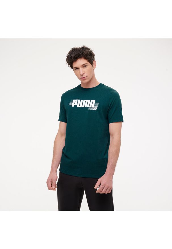 Decathlon - Koszulka z krótkim rękawem męska Puma Gym & Pilates. Kolor: zielony. Materiał: bawełna. Długość rękawa: krótki rękaw. Długość: krótkie. Sport: joga i pilates