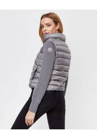 MONCLER - Szara bluza z ociepleniem. Okazja: na spacer. Kolor: szary. Materiał: jeans, jersey, materiał. Długość: długie. Wzór: aplikacja. Styl: klasyczny, sportowy #3