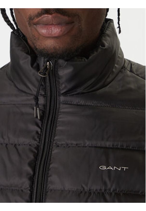 GANT - Gant Kurtka puchowa 7006526 Czarny Regular Fit. Kolor: czarny. Materiał: syntetyk