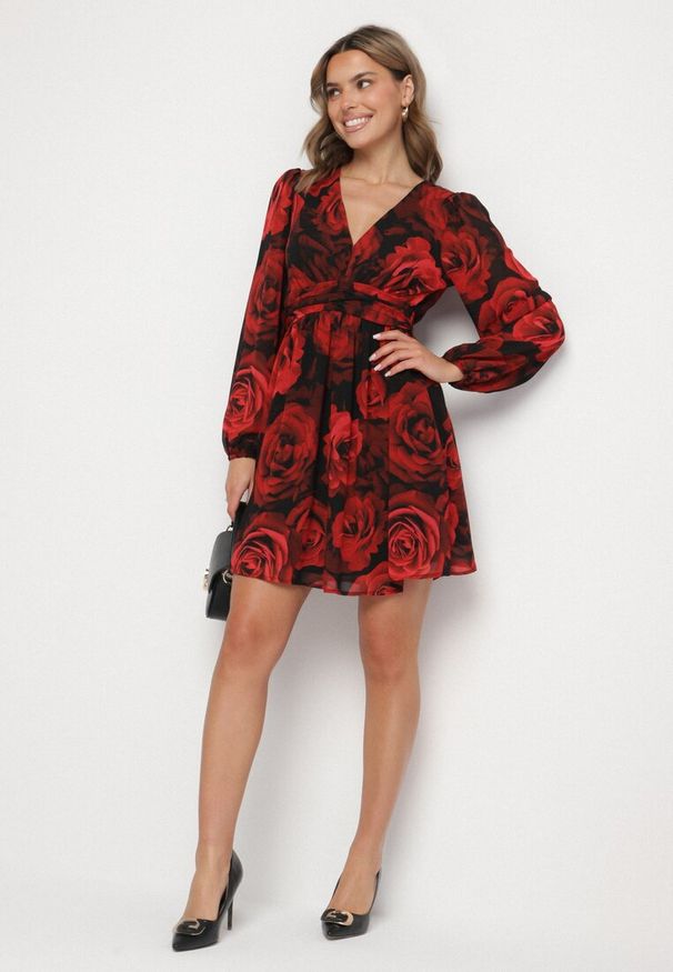 Born2be - Czarno-Czerwona Rozkloszowana Sukienka w Róże z Bufiastymi Rękawami i Marszczeniem w Talii Senarielle. Okazja: na co dzień, na imprezę. Kolor: czarny. Materiał: skóra. Sezon: wiosna. Styl: elegancki, casual