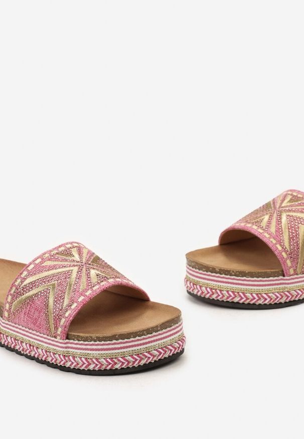 Born2be - Fuksjowe Klapki na Korkowej Podeszwie z Plecionką w Stylu Boho z Cyrkoniami Criwila. Okazja: na co dzień. Kolor: różowy. Materiał: jeans. Sezon: lato. Styl: boho