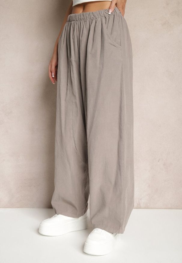 Renee - Szare Bawełniane Spodnie High Waist o Szerokim Kroju Velili. Okazja: na co dzień. Stan: podwyższony. Kolor: szary. Materiał: bawełna. Styl: casual, elegancki