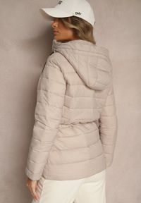 Renee - Beżowa Kurtka z Kapturem Ozdobiona Pikowaniem i Sznurkami Zaimara. Typ kołnierza: kaptur. Kolor: beżowy. Materiał: jeans. Wzór: aplikacja. Styl: elegancki